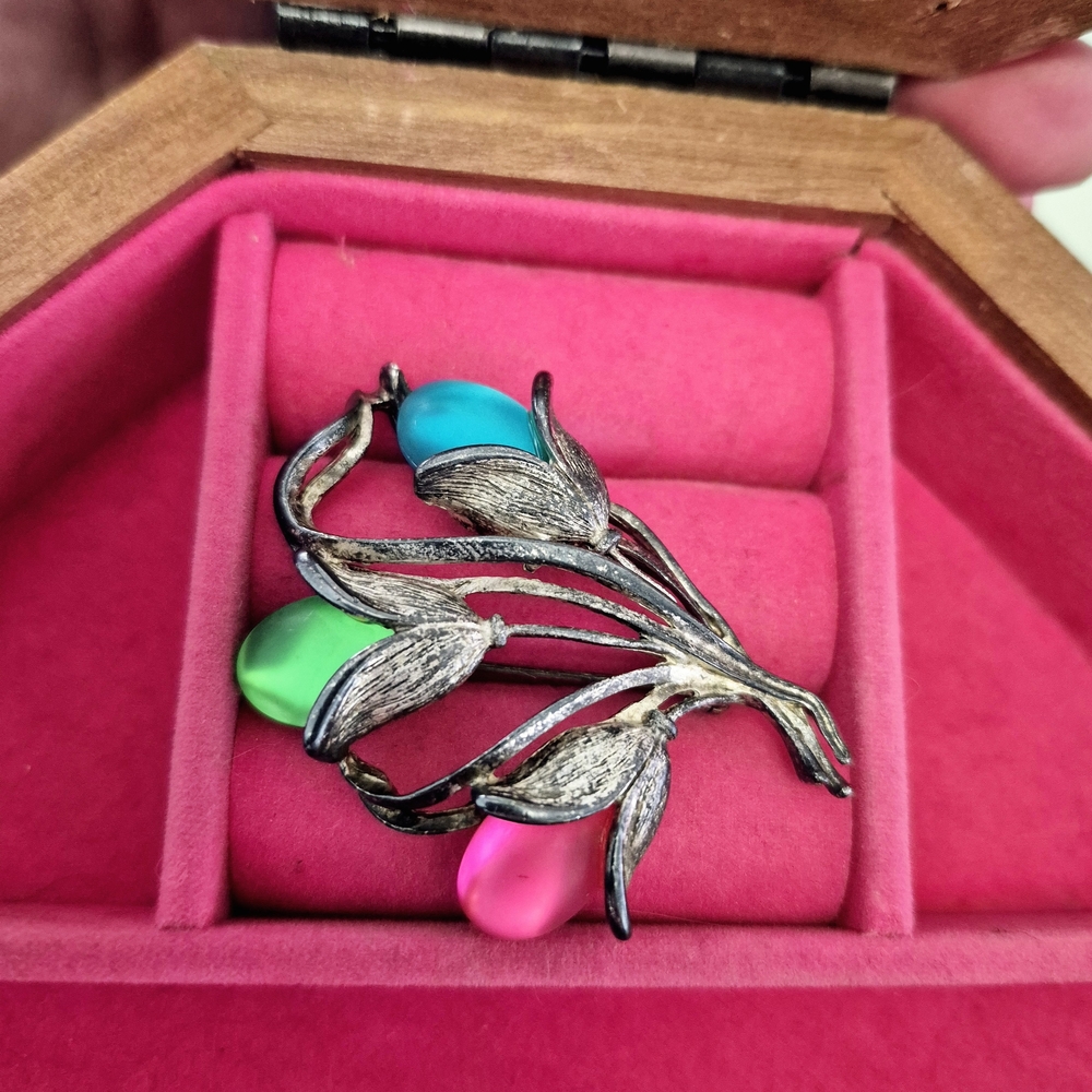 Elegant Silver Brooch with Multicolor Stones
